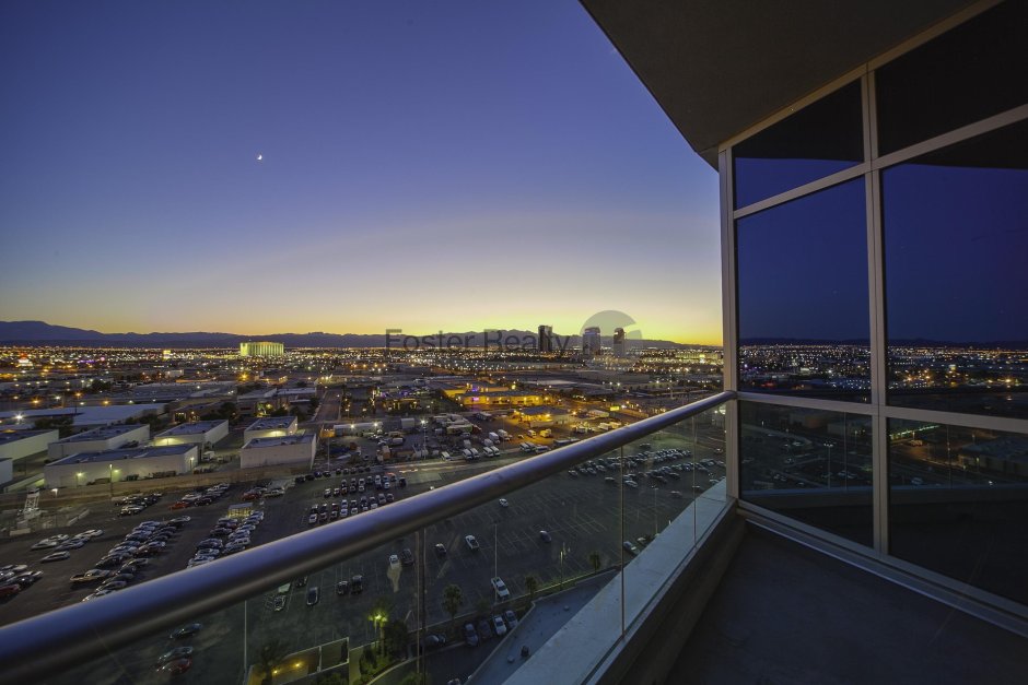 Вид с балкона на город