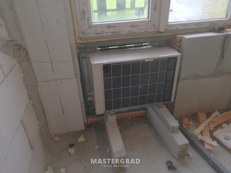 Наружный блок на подставке на балконе