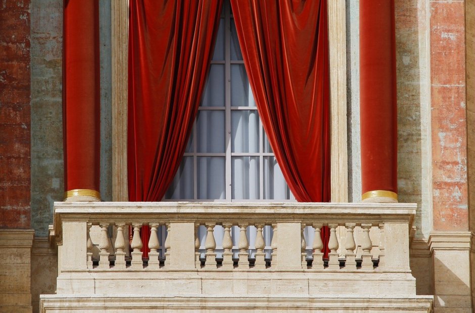 Папа Римский на балконе собора Святого Петра