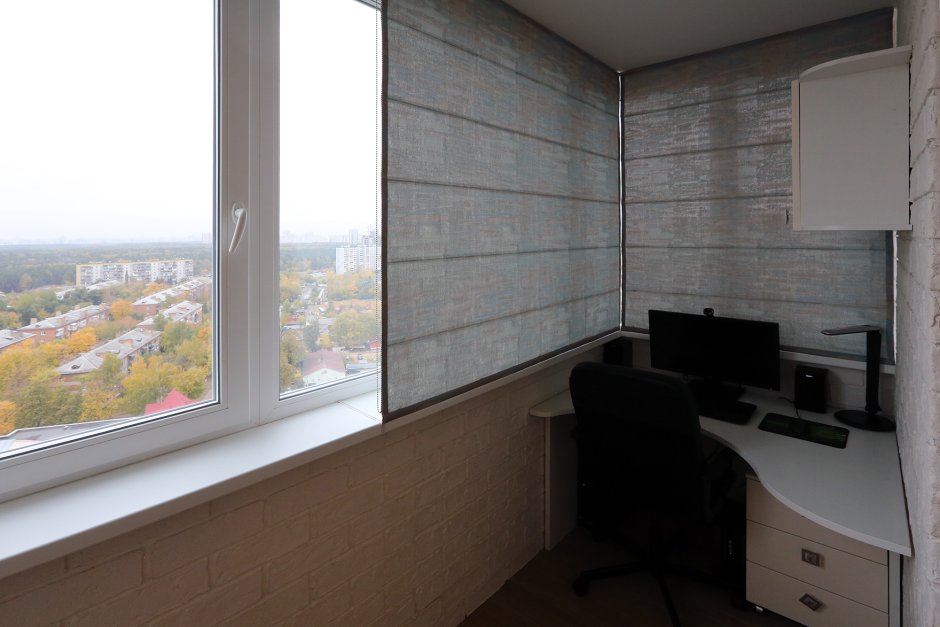 Компьютерный стол на лоджии