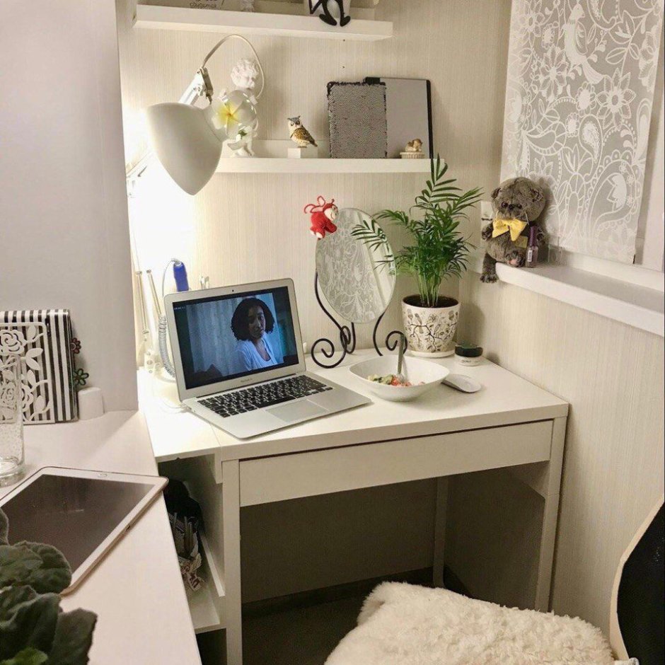 Письменный стол на балконе