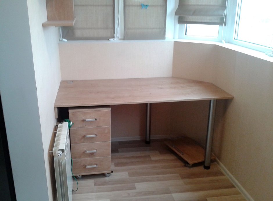 Складной письменный стол на балкон