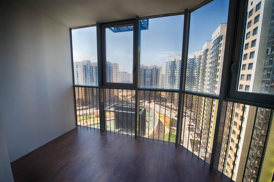 Угловой балкон с панорамным остеклением