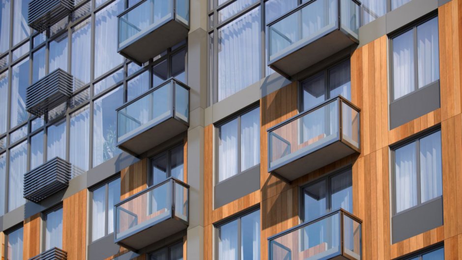 Кондиционер на фасаде балкона