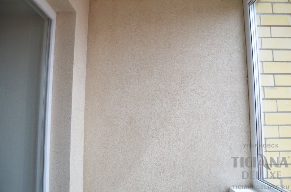 Балкон отделанный диким камнем