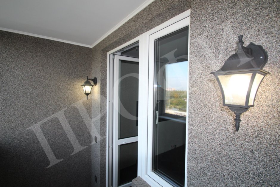 Отделка балкона декоративной штукатуркой