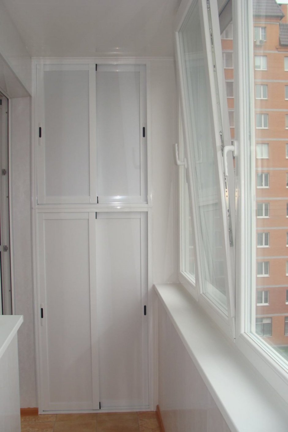 Пластиковый шкаф на лоджию