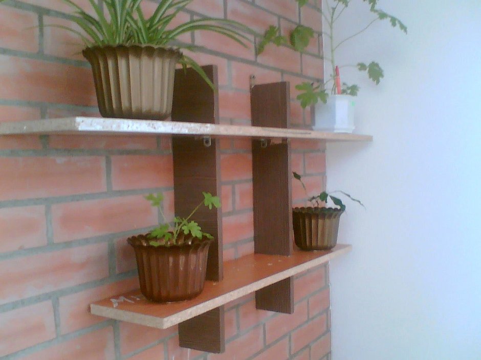 Полка для цветов на стену