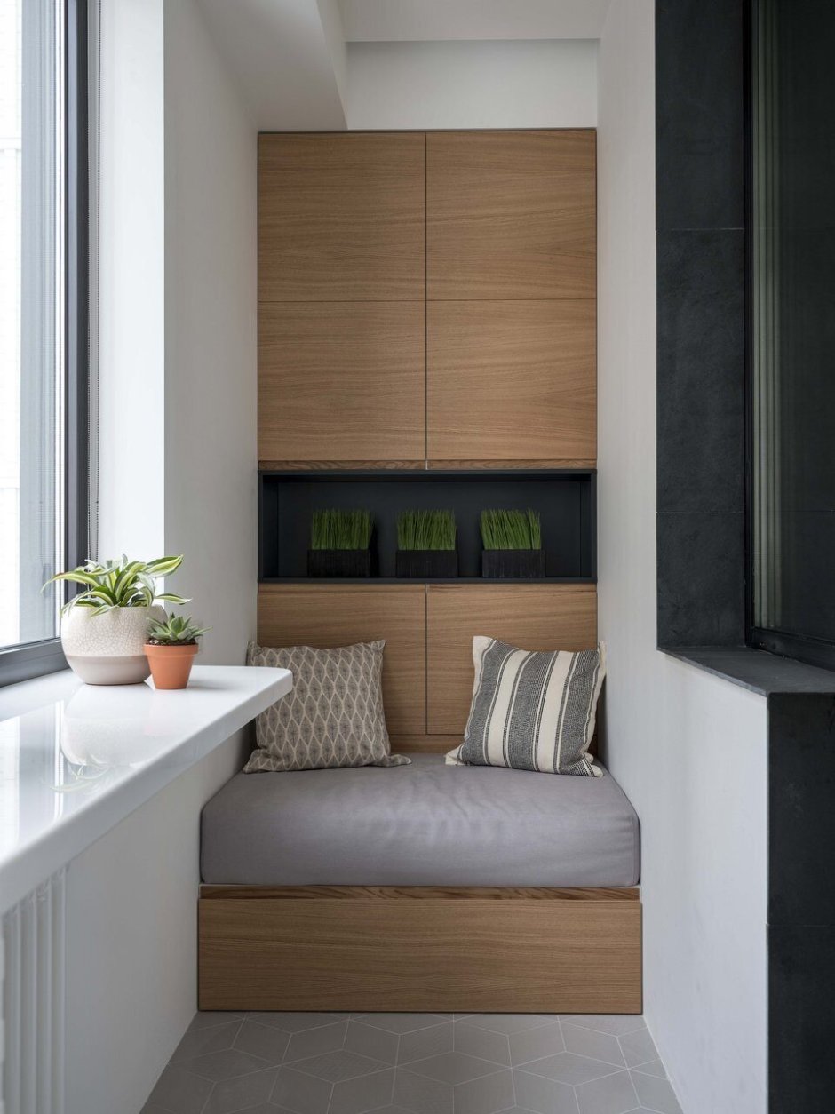 Маленький узкий балкон