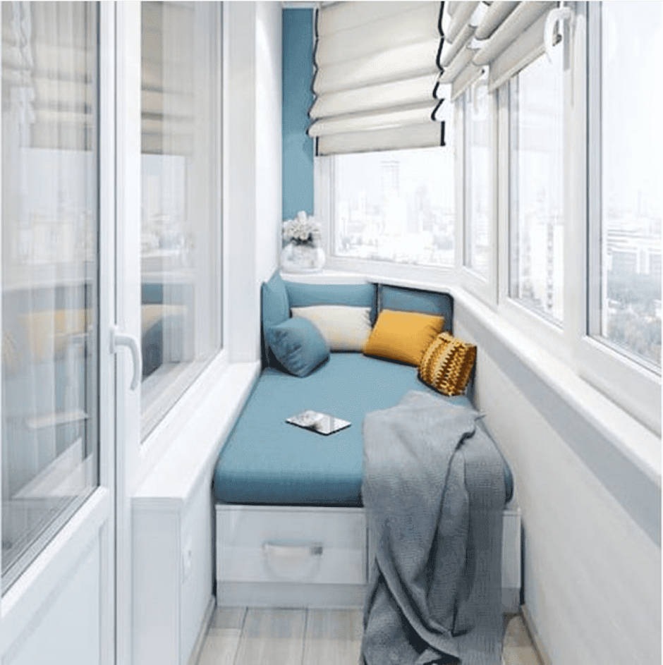 Стильный маленький балкон