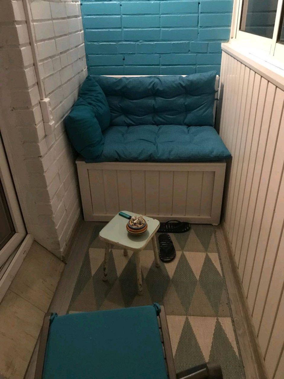 Маленький диванчик на балкон