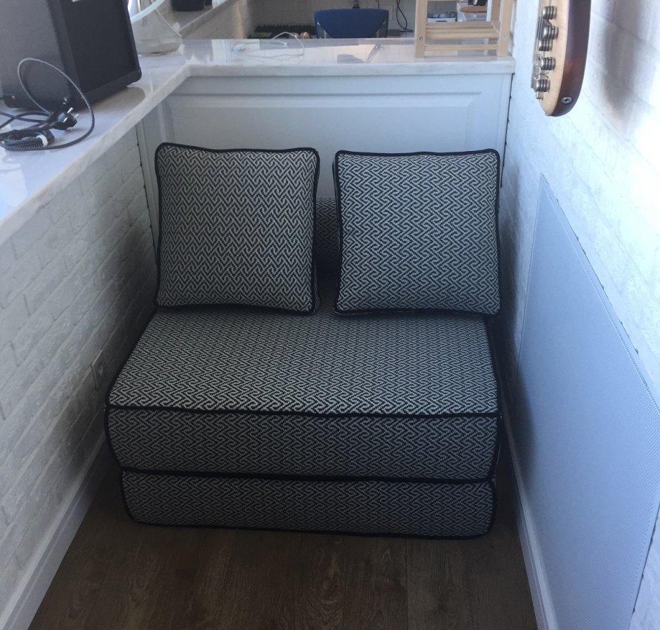 Мягкая скамейка на балкон