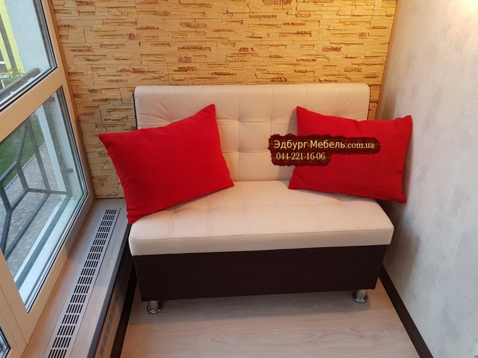 Уютный балкон с подушками