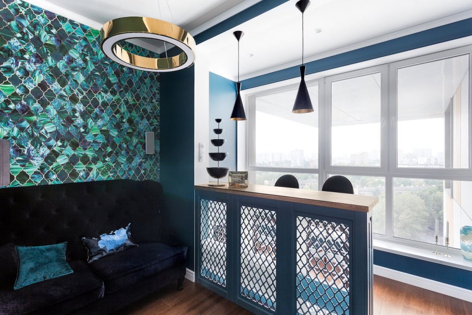 Барная стойка из дерева на балконе