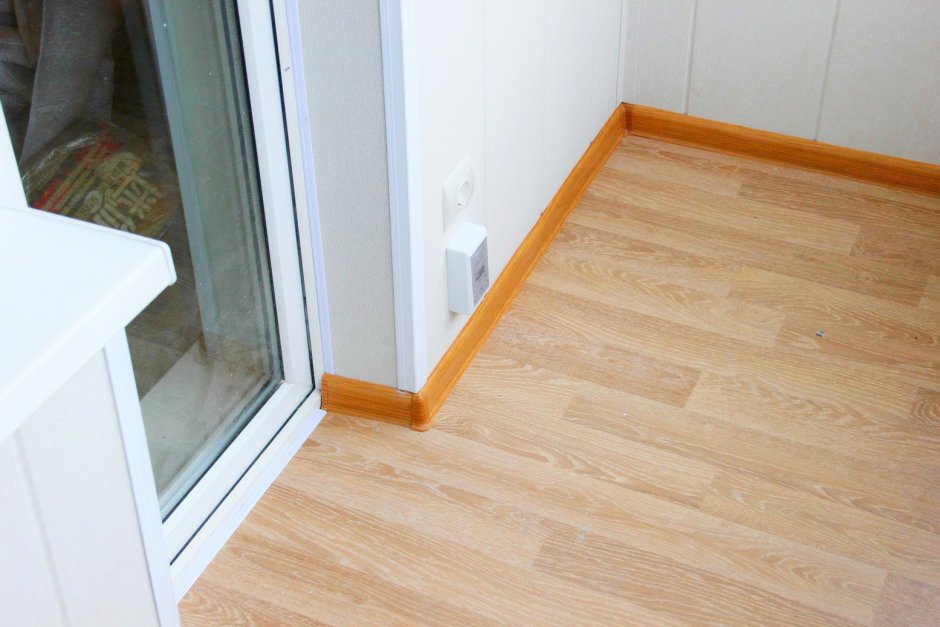 Белый плинтус на балконе