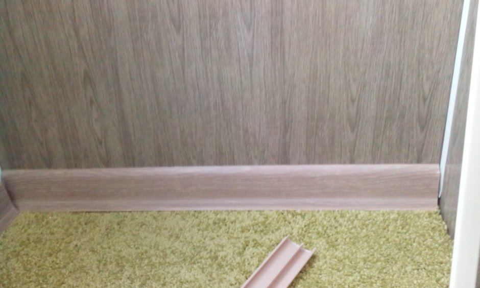 Порожек на плинтус напольный