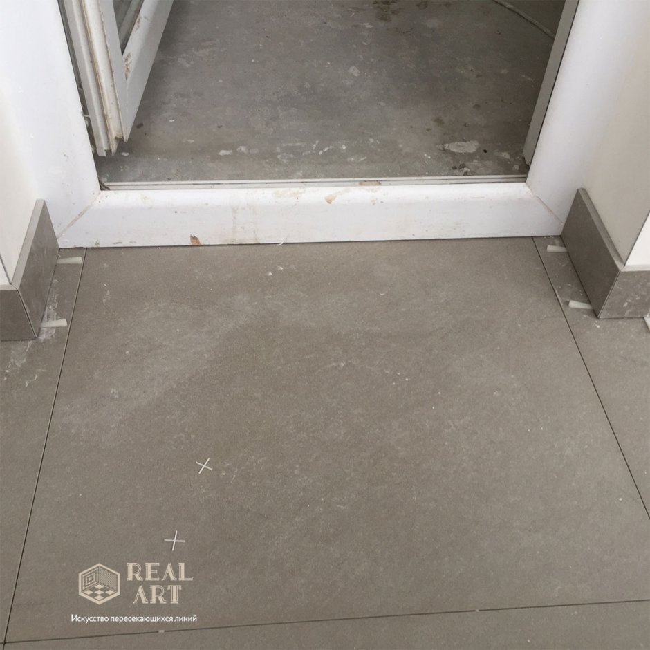 Плинтус под входной дверью