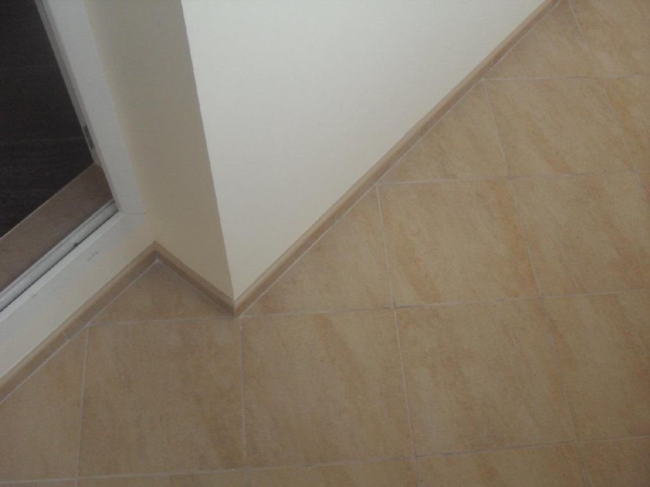 Плинтуса на балконе с плиткой