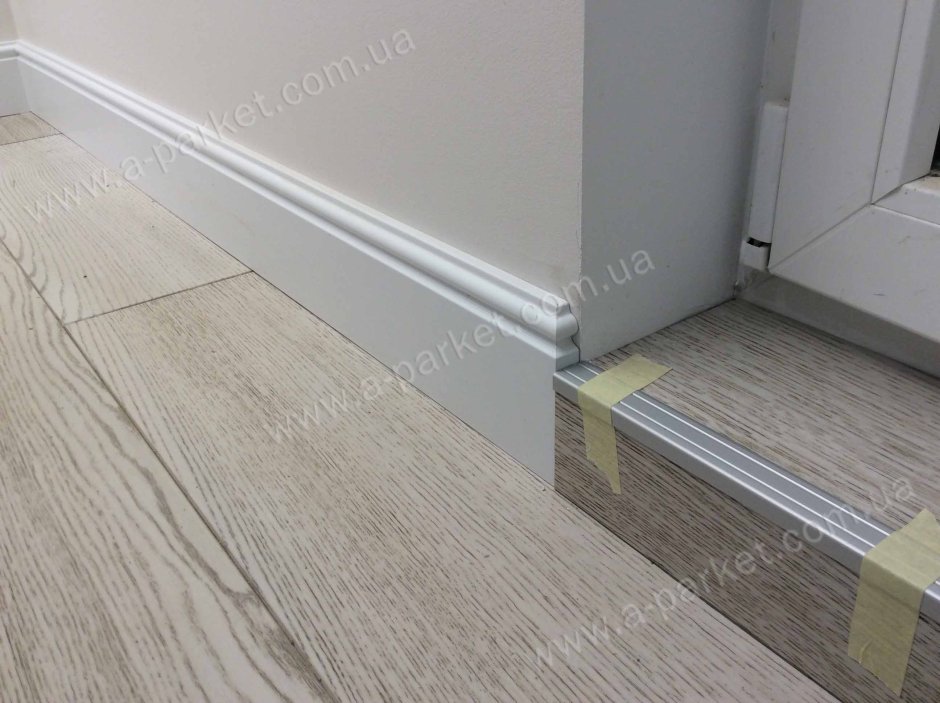 Плинтус у балконной двери