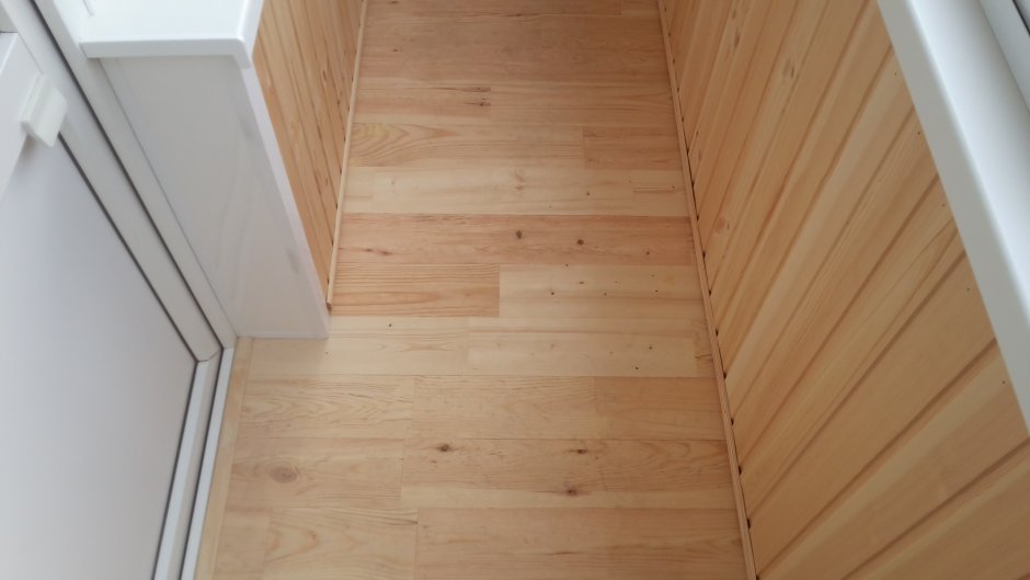 Пластиковый плинтус на балконе