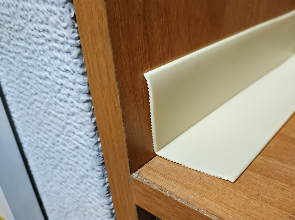 Отделка низа стен панелями