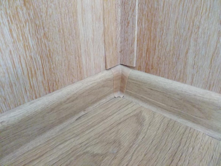 Стык плинтуса 45 полиуретан