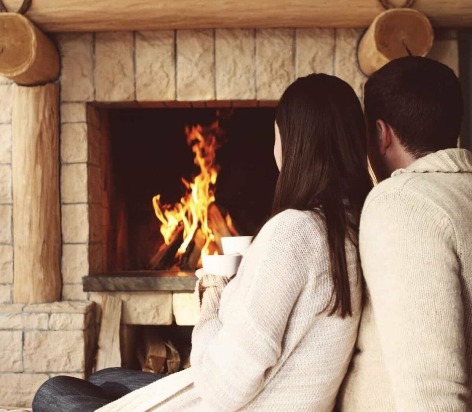Влюбленные у камина