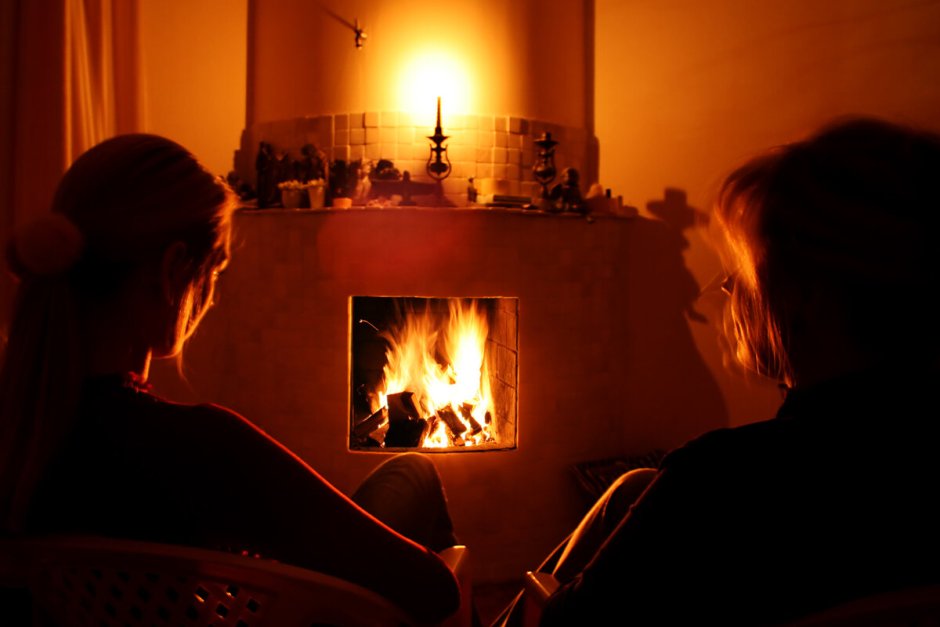 Ноги перед камином