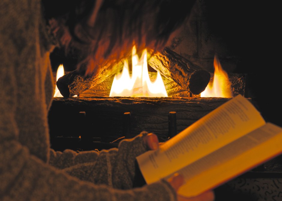 Камин в темноте