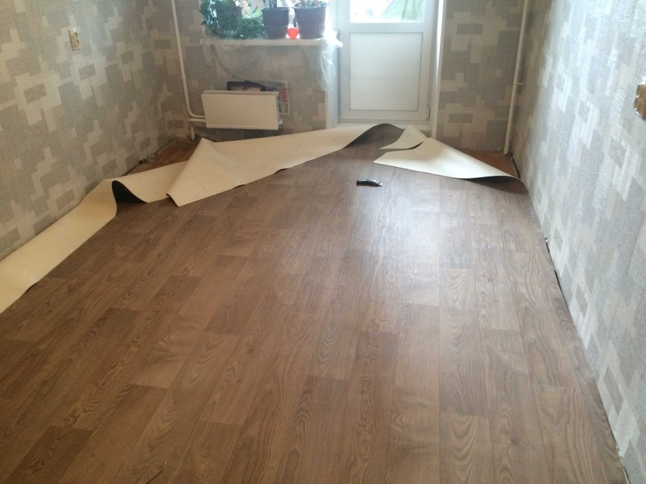 Линолеум и деревянный плинтус