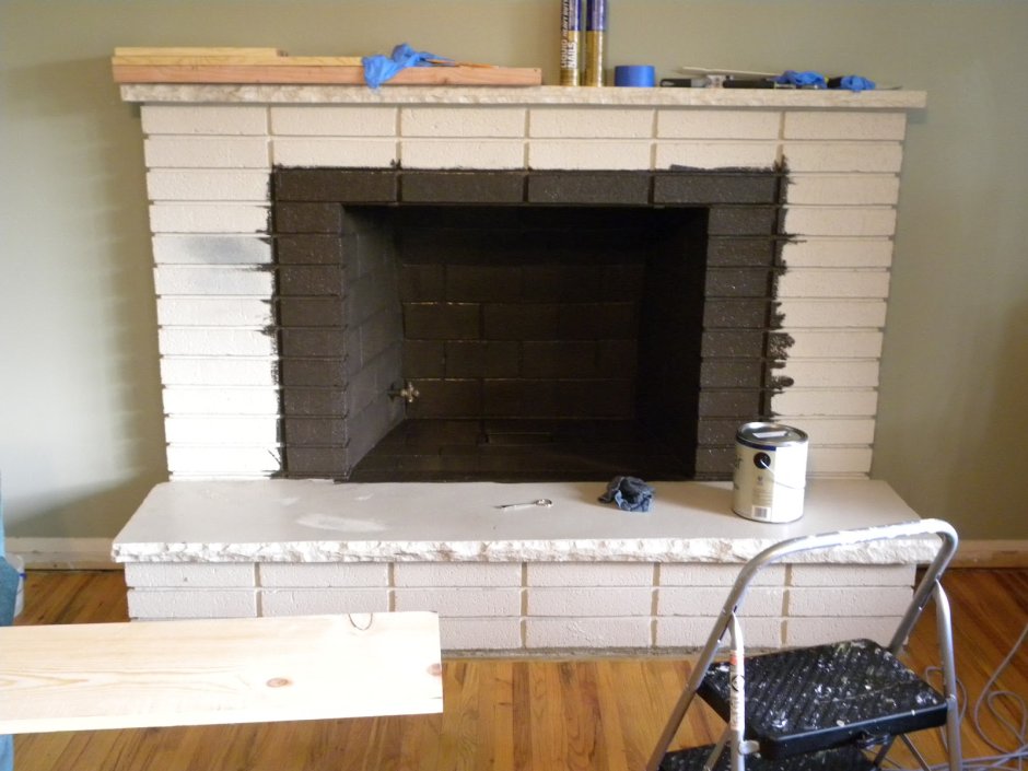 Крашенный кирпичный камин