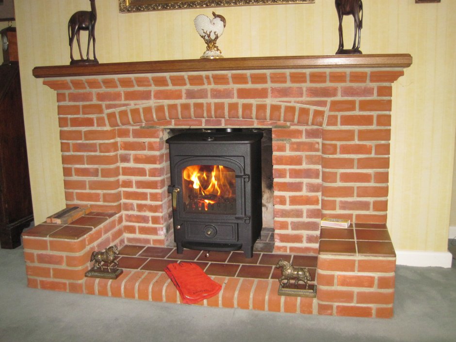 Развалины кирпичного камина