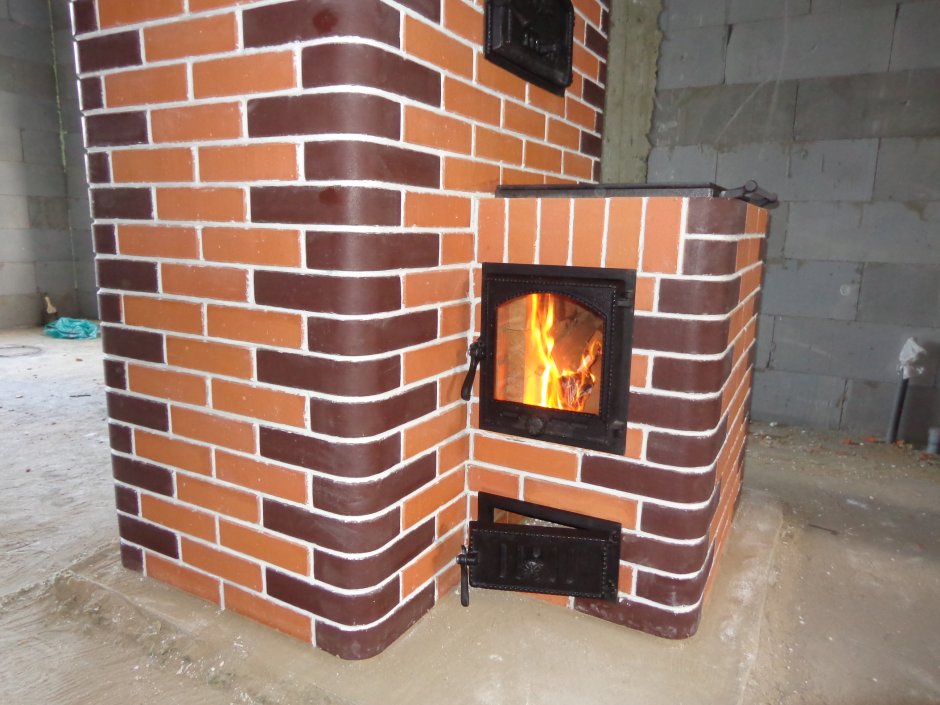 Крашеная кирпичная печь
