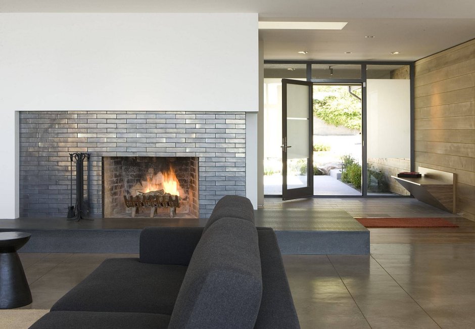 Камин кирпичный современный