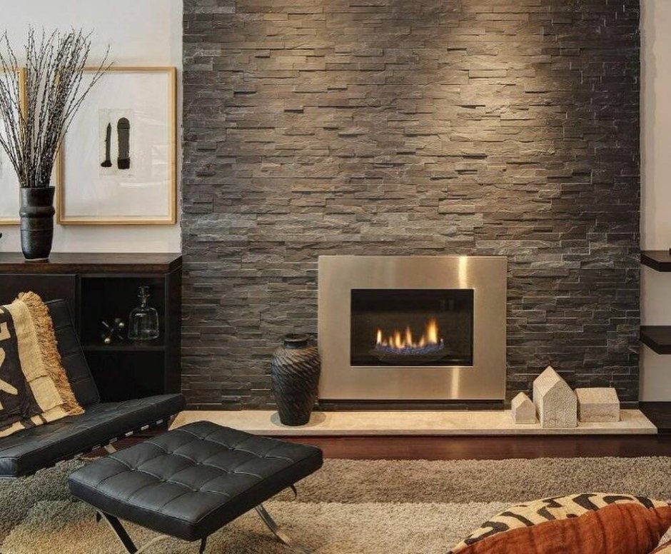 Каменная плитка в гостиной