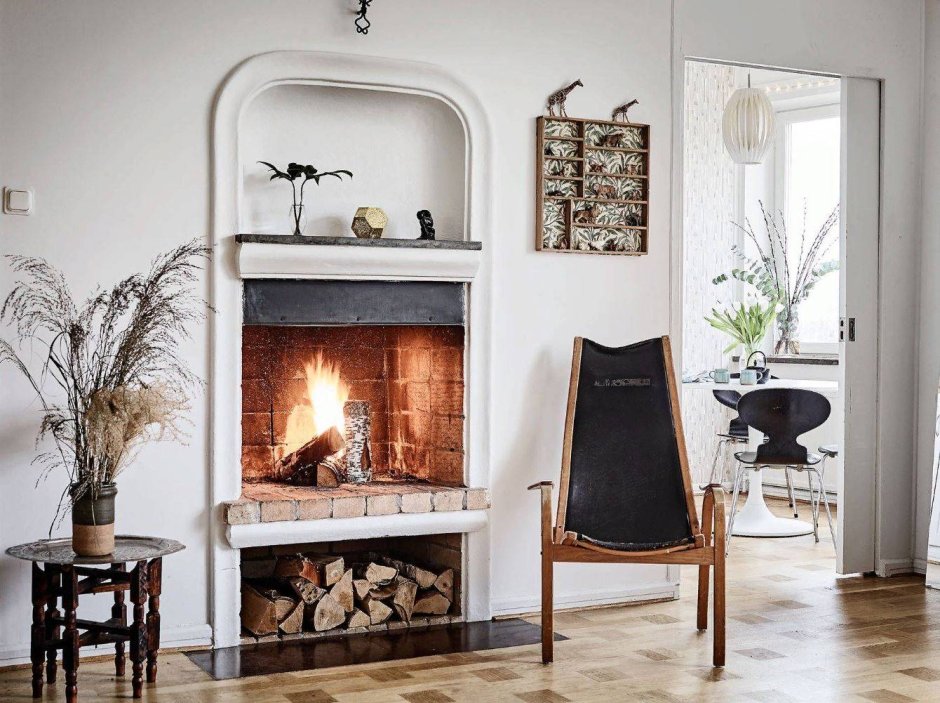 Камин из камня с деревянной полкой