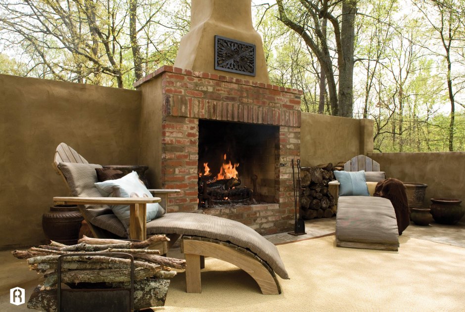 Огромный уличный камин