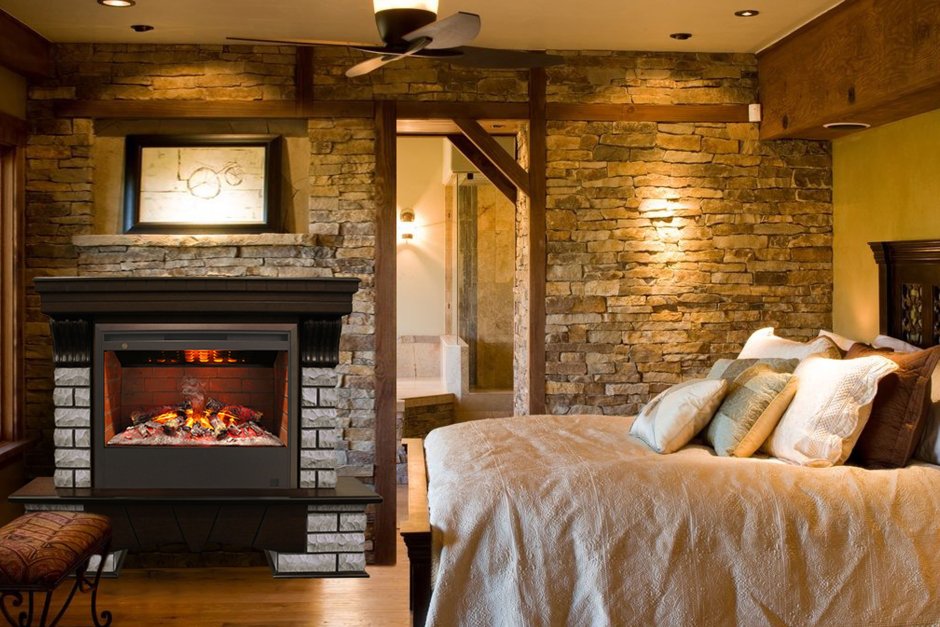 Современный камин в деревянном доме