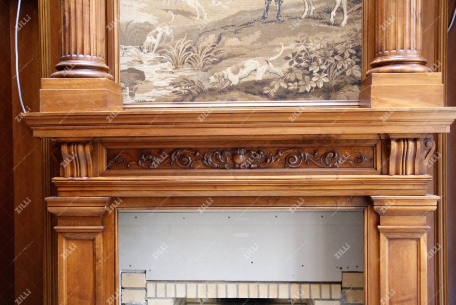 Гостиная с камином в загородном доме