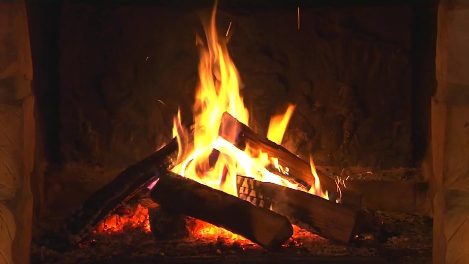 Горящий камин со звуком