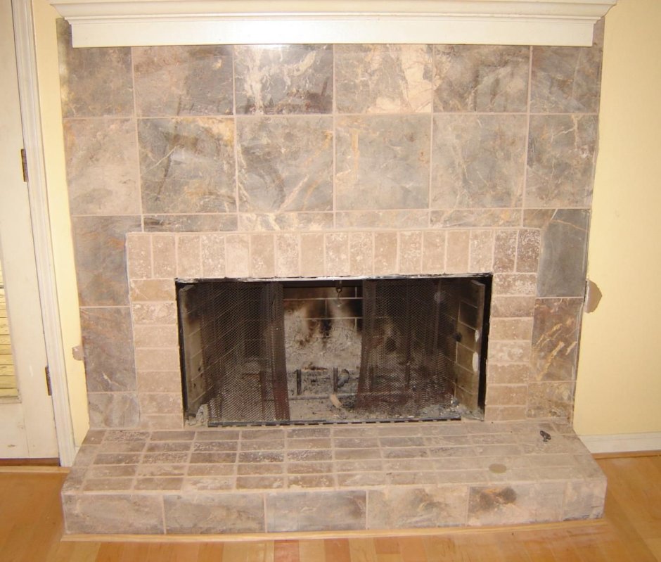 Камин белый изразцов