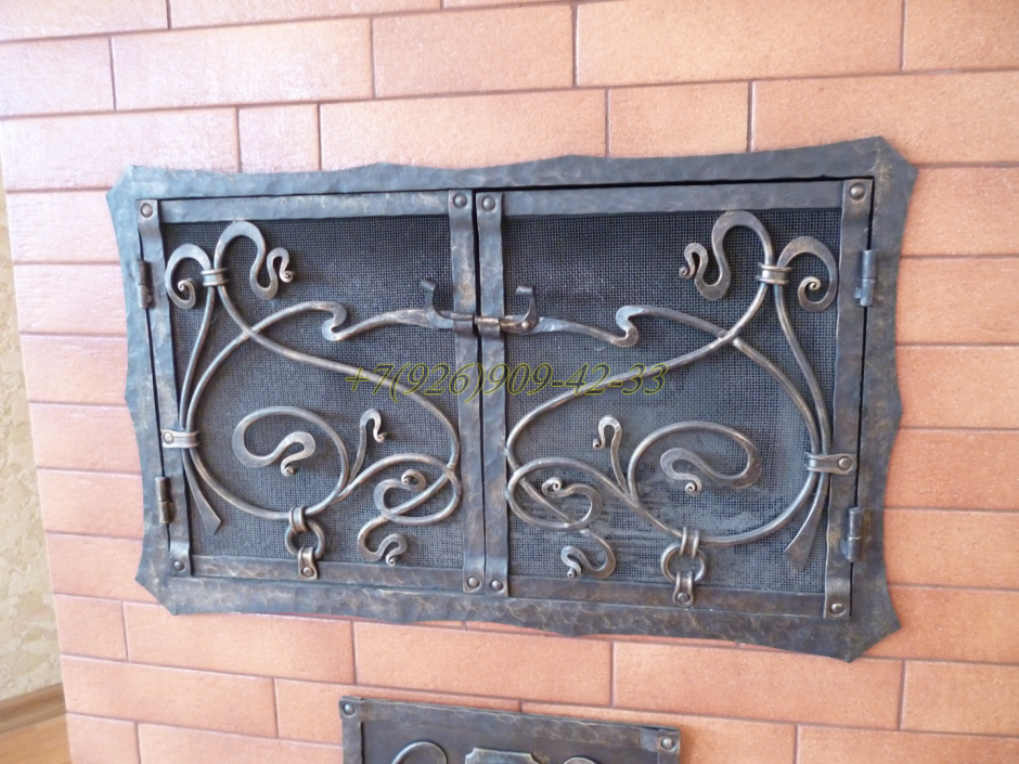 Стеклянная кованная дверка на камин
