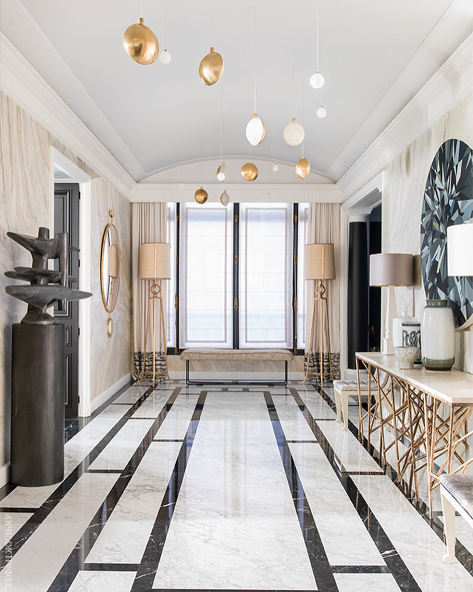 Спальня с серым ламинатом