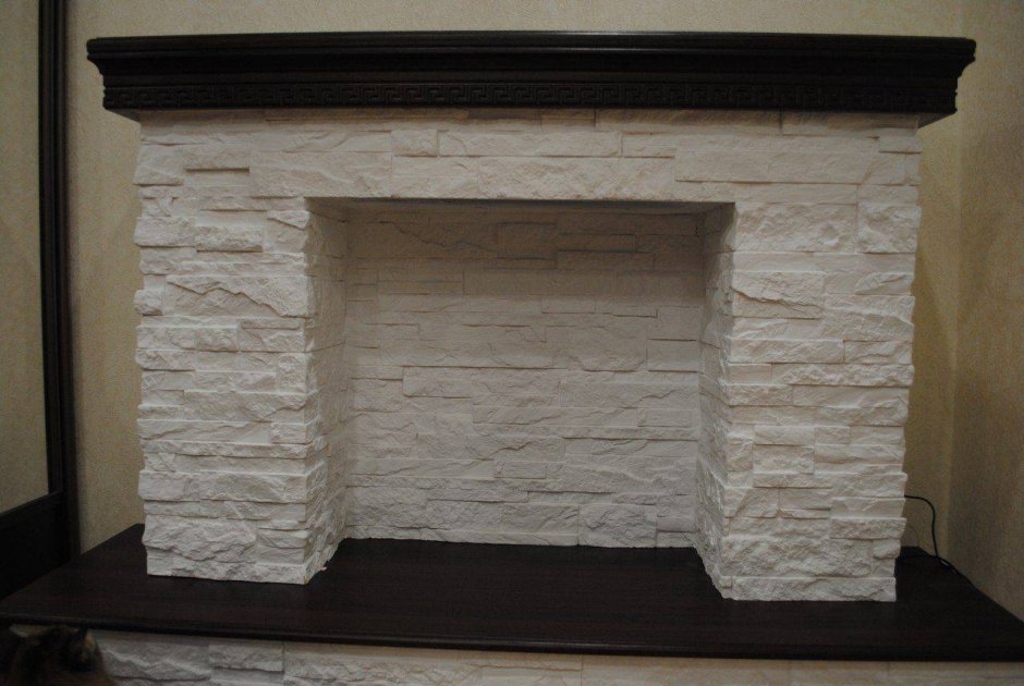 Камин из декоративного камня
