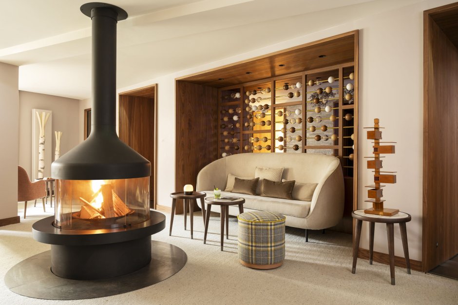 Уютная комната с камином