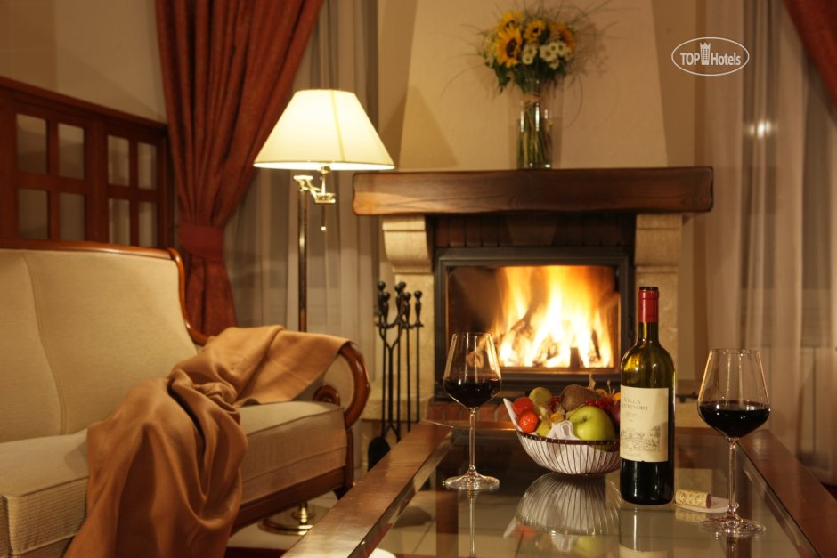 Кресло у камина