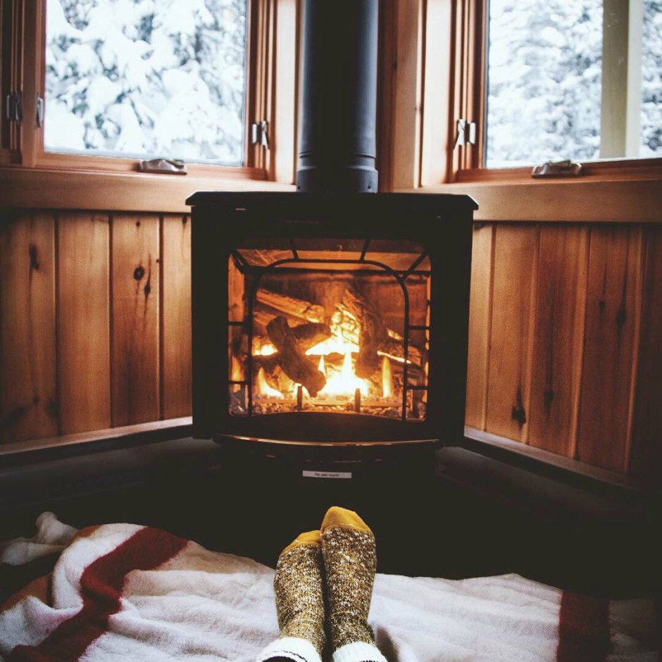 Гостиная с панорамными окнами и камином