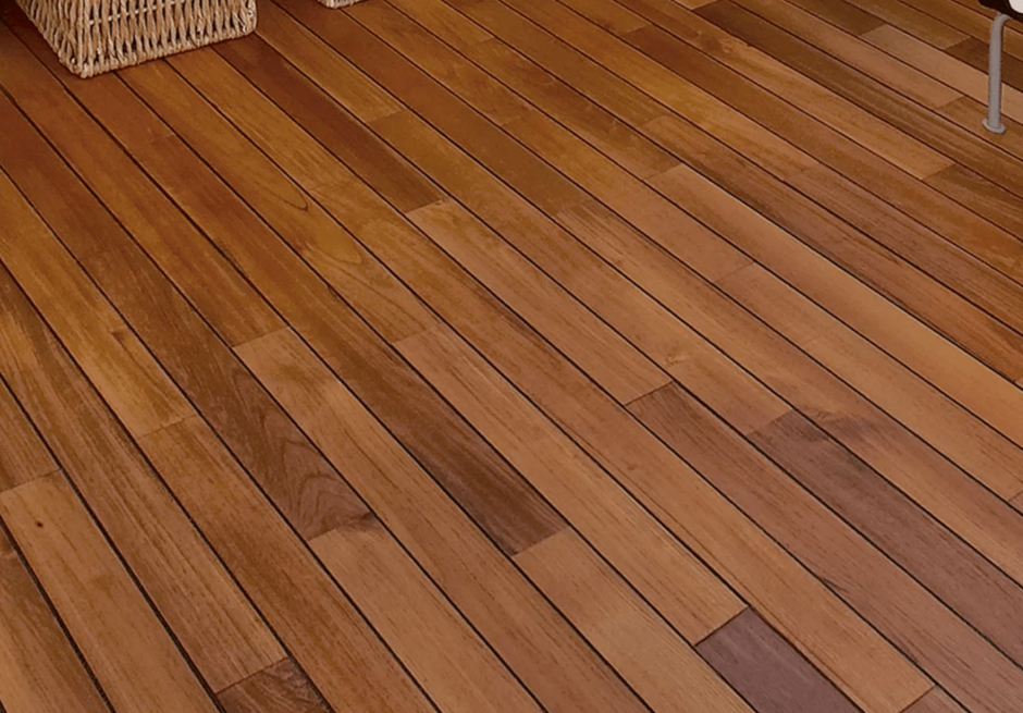 Деревянный пол в туалете