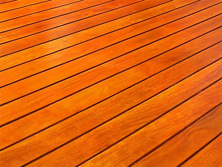 Дерево в деревянном настиле