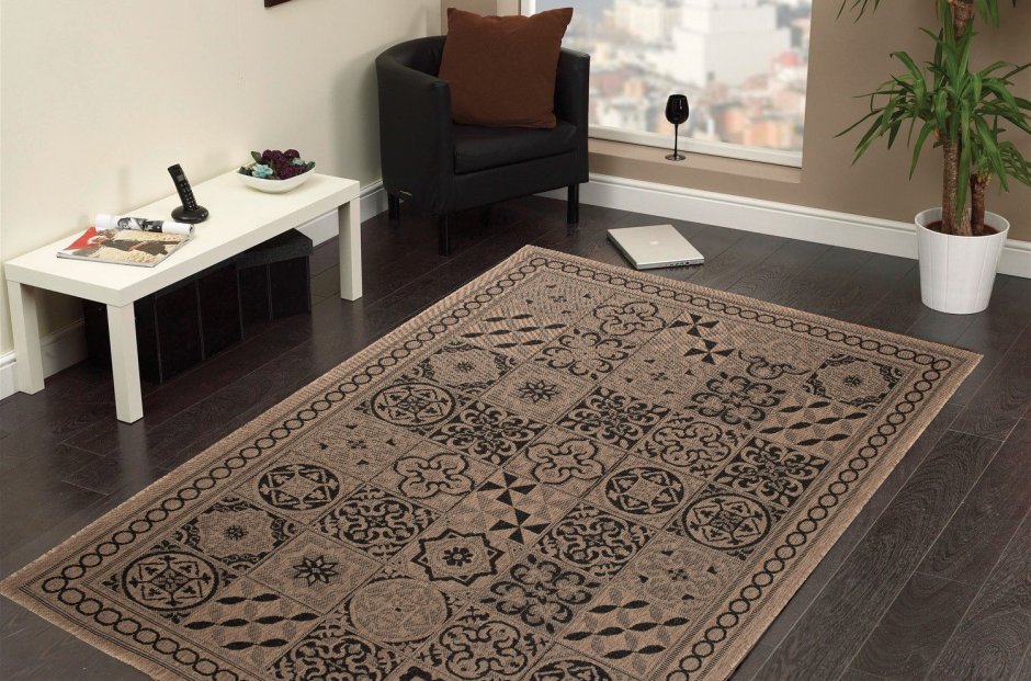 Красный ковер на полу